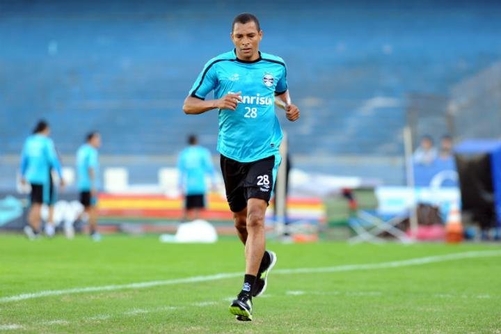 Gilberto Silva deve ficar na zaga