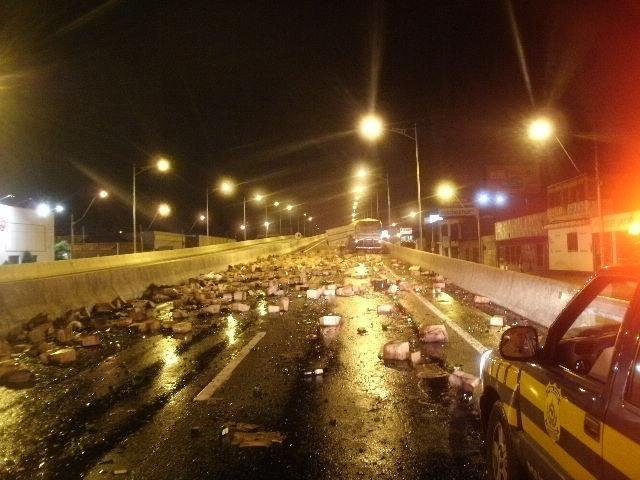 Caminh&atilde;o perdeu parte da carga de vinho sobre a pista, em S&atilde;o Leopoldo