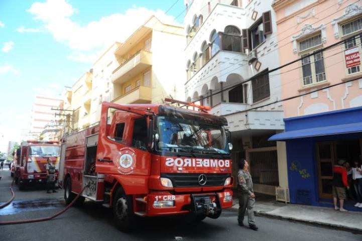 Inc&ecirc;ndio aconteceu na rua Sarmento Leite, pr&oacute;ximo &agrave; Lima e Silva