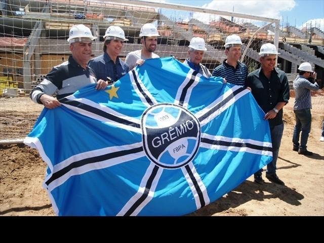 Jogadores do Gr&ecirc;mio visitam obras da Arena
