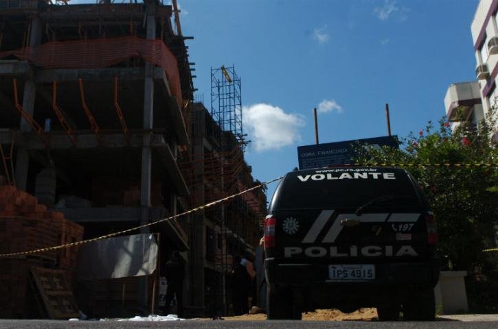 Andaime despenca e deixa dois oper&aacute;rios feridos na Capital 