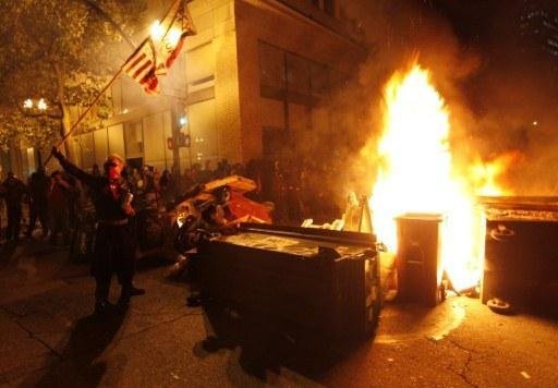 Manifestantes entraram em confronto com pol&iacute;cia de Oakland