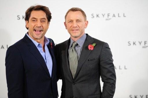 Javier Bardem (E) posou para fotos com o agente 007 Daniel Craig (D)