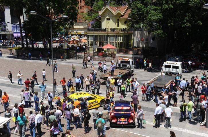 Carros da Stock Car atra&iacute;ram aten&ccedil;&otilde;es no Centro