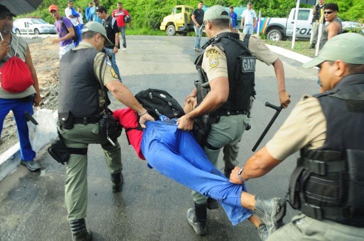 Trabalhadores da Arena Pernambuco brigam com a PM