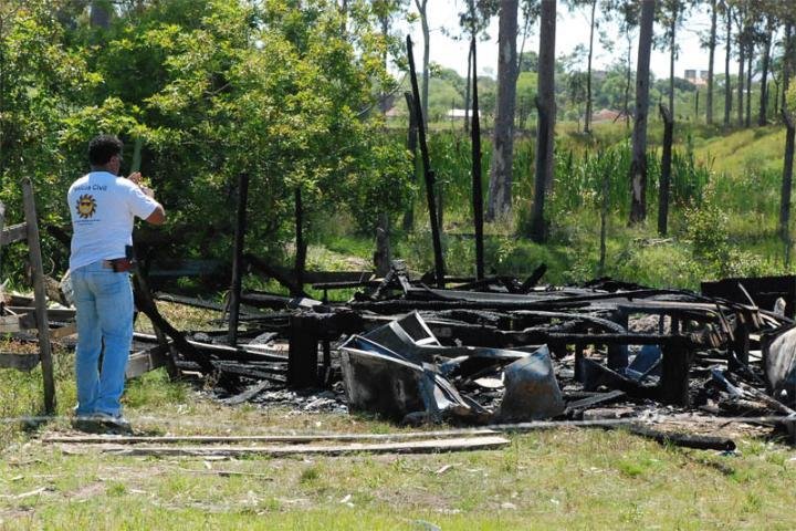 Principal suspeita &eacute; de que a casa tenha pegado fogo ap&oacute;s superaquecimento da rede el&eacute;trica