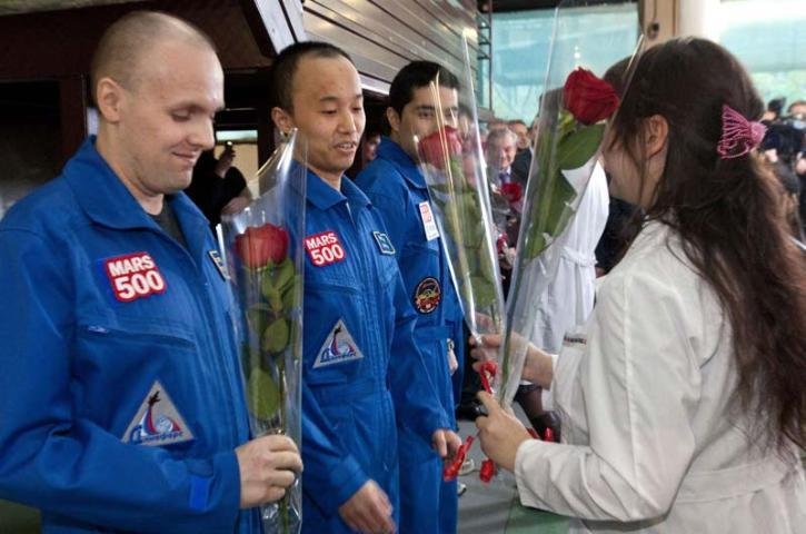 Seis volunt&aacute;rios passaram 520 dias lacrados em uma c&aacute;psula em Moscou