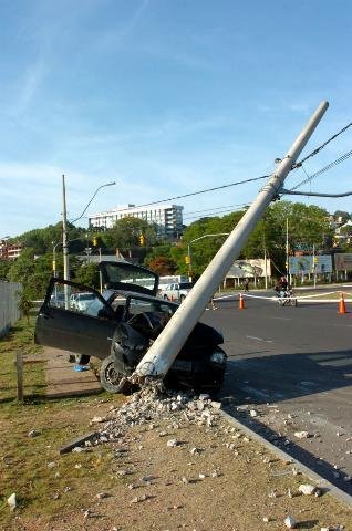 Carros colidem contra postes na Capital e deixam cinco feridos 