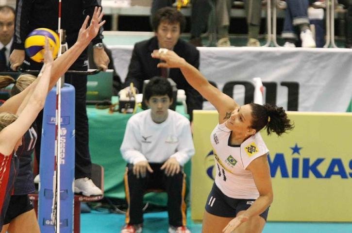 Meninas do v&ocirc;lei vencem a primeira na Copa do Mundo