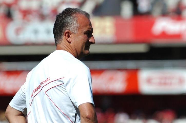 T&eacute;cnico Dorival J&uacute;nior orientou treinamentos para evitar gols de cobran&ccedil;a de falta