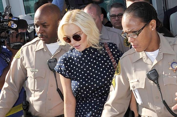 Superlota&ccedil;&atilde;o libera Lindsay Lohan da pris&atilde;o em cinco horas