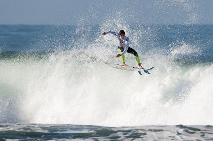 Medina vence Slater, ganha etapa e volta fazer hist&oacute;ria