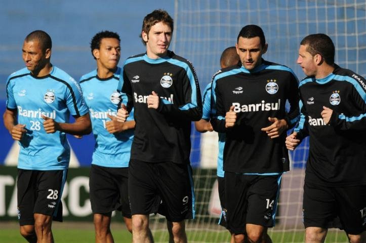 M&aacute;rio Fernandes (no centro) &eacute; cobi&ccedil;ado pela Juventus