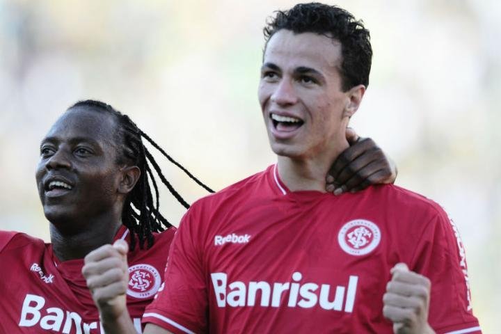 Dami&atilde;o (&agrave; direita) &eacute; cobi&ccedil;ado pelo Milan