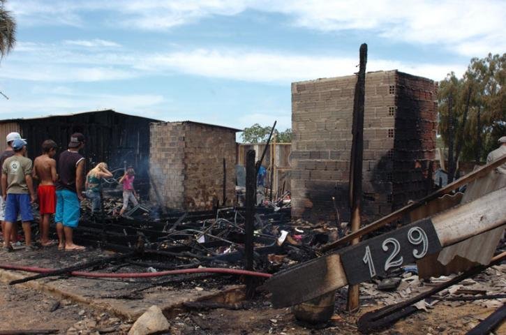 Bombeiros utilizaram tr&ecirc;s caminh&otilde;es e mais de 20 mil litros d&aacute;gua para apagar o fogo