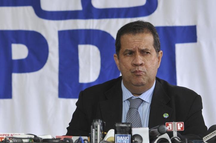 Ministro do Trabalho se defendeu de acusa&ccedil;&otilde;es em entrevista coletiva