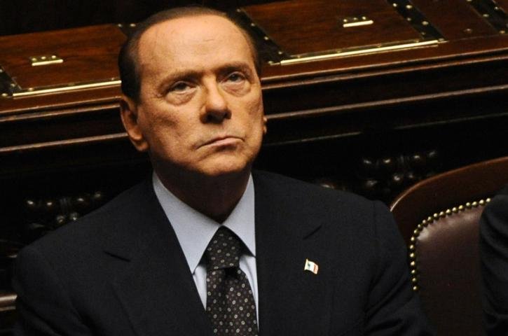 Aumenta press&atilde;o pela ren&uacute;ncia de Berlusconi