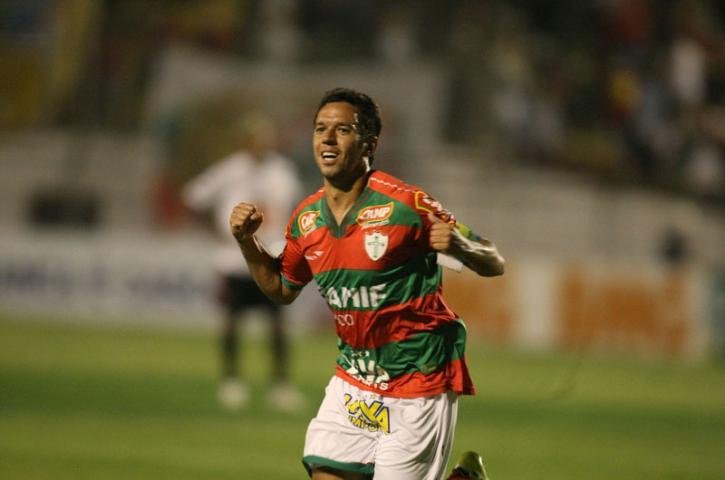 Marco Ant&ocirc;nio, jogador da Portuguesa, comemora seu gol em partida contra o Sport pela S&eacute;rie B do Campeonato Brasileiro 