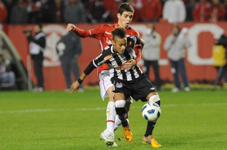 Candidato a melhor jogador do mundo, atacante tinha sondagens do futebol espanhol