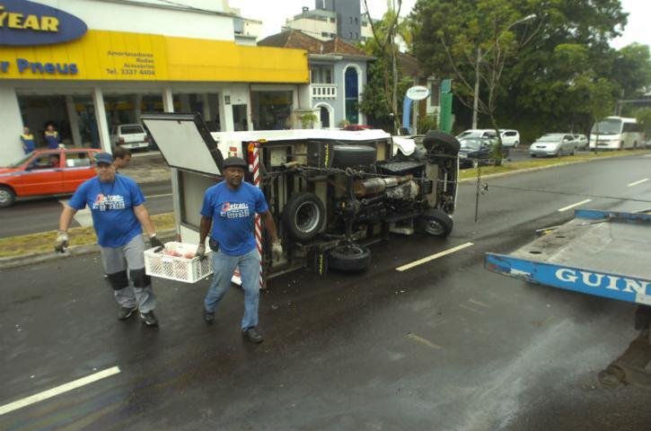 Caminh&atilde;o tomba e deixa cruzamento de Porto Alegre bloqueado 