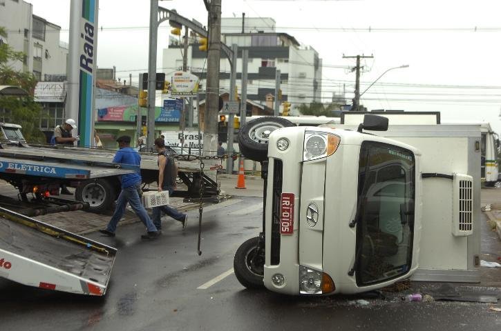 Acidente com t&aacute;xi bloqueou o tr&aacute;fego entre a avenida Crist&oacute;v&atilde;o Colombo e Dom Pedro II