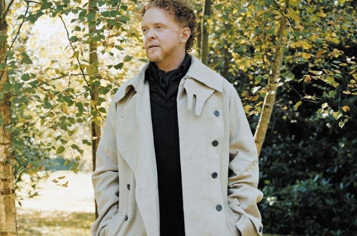 Mick Hucknall ironizou a not&iacute;cia no Twitter