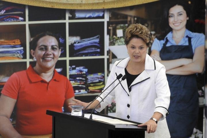 Dilma evita falar de Lupi e comemora aprova&ccedil;&atilde;o da DRU