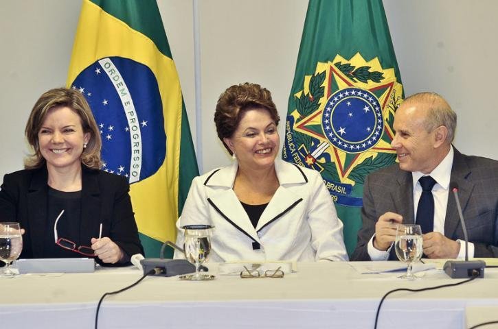 Dilma assina acordo que amplia limite de endividamento de sete estados