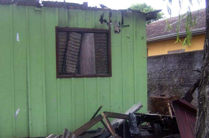Fogo consome toda a parte de madeira de uma casa em Alvorada