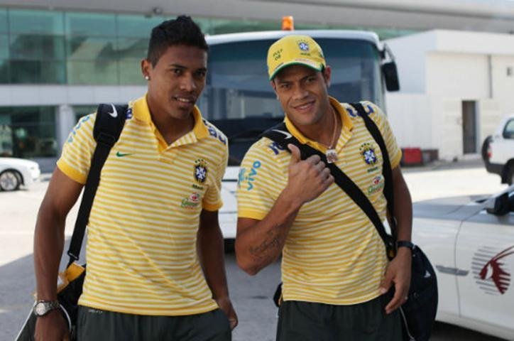 Alex e Hulk (da esquerda para a direita) j&aacute; est&atilde;o em Doha, no Catar