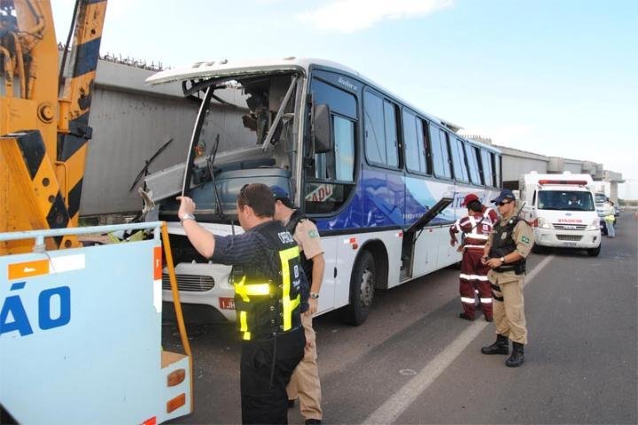 &Ocirc;nibus fica destru&iacute;do em colis&atilde;o na freeway, em Porto Alegre