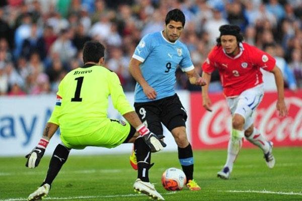 Su&aacute;rez marca quatro e Uruguai goleia Chile nas Eliminat&oacute;rias