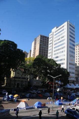 Distribu&iacute;dos por mais de 20 barracas, eles chegaram ao local por volta das 23h de sexta-feira com o objetivo de combater o capitalismo