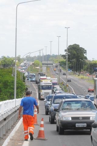 O servi&ccedil;o come&ccedil;ou por volta das 23h de ontem e se estende at&eacute; &agrave;s 20h de hoje