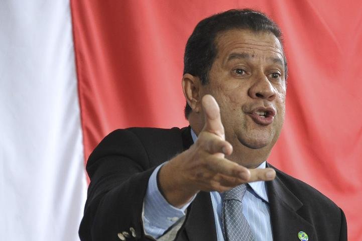 Lupi usou avi&atilde;o de dono de ONG, diz revista