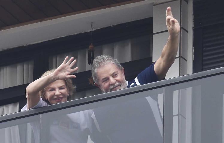 Lula acena da sacada do apartamento em S&atilde;o Bernardo