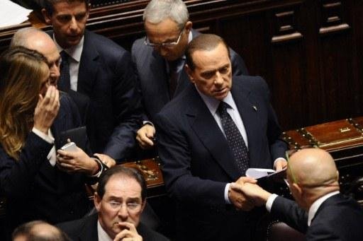 Deputados adotam medidas que abrem caminho para ren&uacute;ncia de Berlusconi