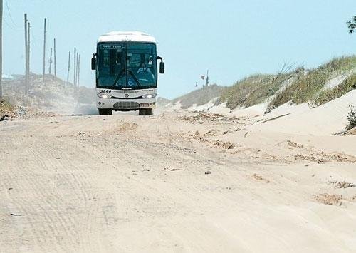 H&aacute; trechos em que o asfalto &eacute; de p&eacute;ssima qualidade e a areia invade a RS 786 