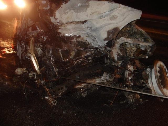 Fiat Linea pegou fogo ap&oacute;s colidir contra &aacute;rvores
