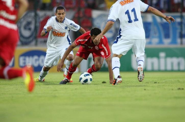 Inter desperdi&ccedil;a chances e perde para o Cruzeiro em Minas Gerais