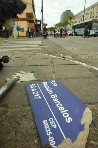Testemunha contou que o caminh&atilde;o invadiu a cal&ccedil;ada e passou entre dois postes antes de atingir a v&iacute;tima