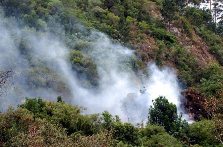 Aterro pega fogo na zona Sul de Porto Alegre