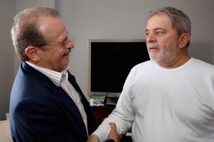 Ex-presidente, que faz tratamento contra o c&acirc;ncer, ganhou um vinho ga&uacute;cho de presente