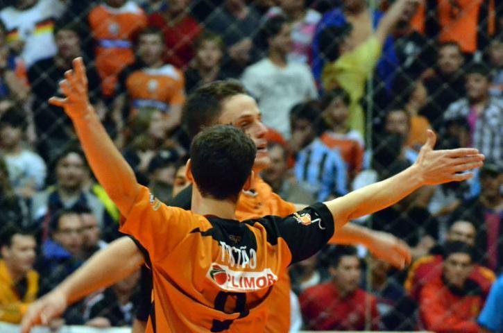 Equipe de Carlos Barbosa venceu o Santos por 4 a 3