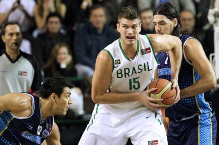 Splitter acerta com Valencia durante paralisa&ccedil;&atilde;o da NBA