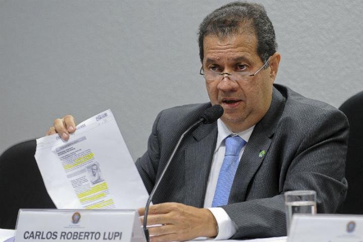 No Senado, Lupi admite que viajou em jato com dono de ONG