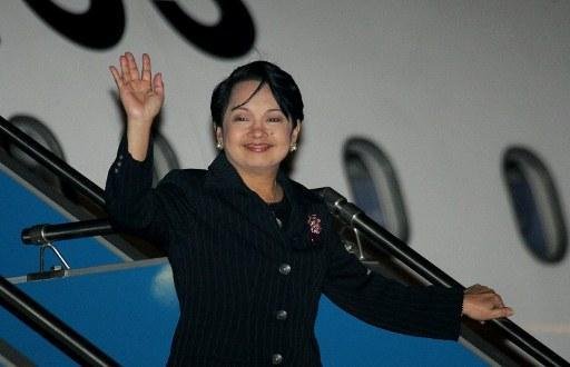 Gloria Arroyo tentou deixar o pais, mas foi barrada por agentes do governo