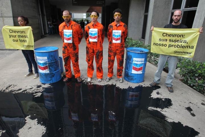 Greenpeace faz manifesta&ccedil;&atilde;o em frente &agrave; sede da Chevron contra vazamento