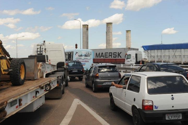 Problema no v&atilde;o m&oacute;vel deixou o tr&acirc;nsito bloqueado na BR 290 por mais de uma hora