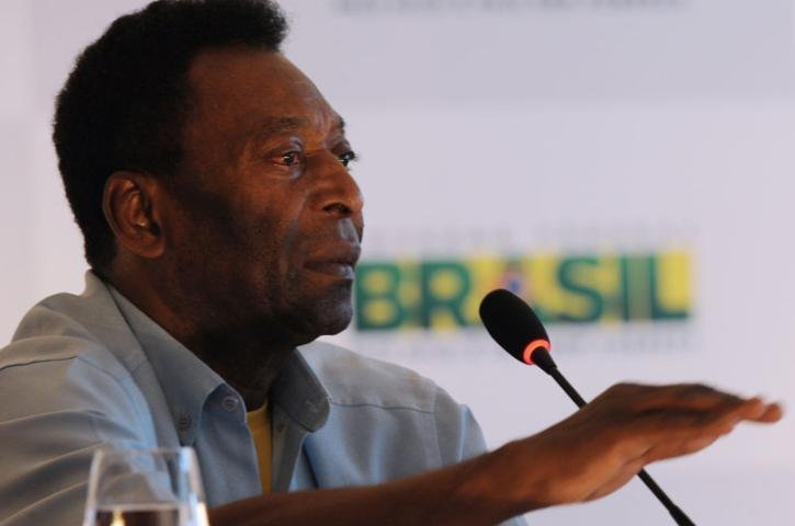 Pel&eacute; rebate cr&iacute;ticas e diz que Rom&aacute;rio &eacute; mal informado